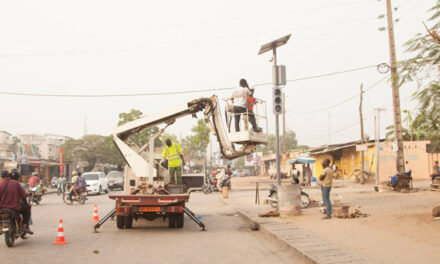 Bénin: Des feux de signalisation solaires pour lutter contre les accidents