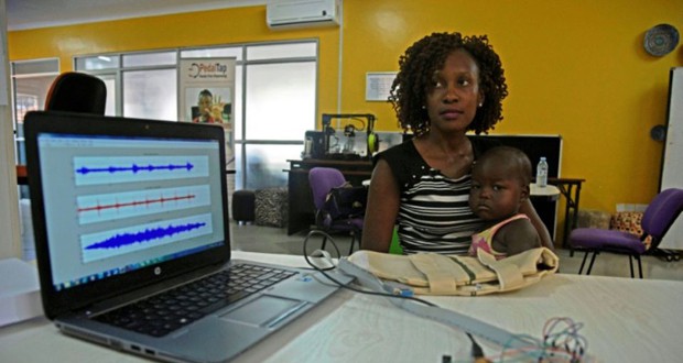Ouganda: une veste intelligente pour lutter contre la pneumonie